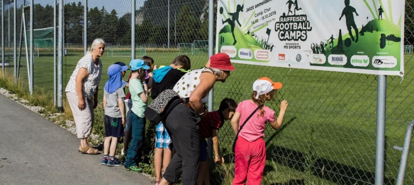 Ferienpassgruppe beim Absuchen eines Fussballfeldes nach Vögeln