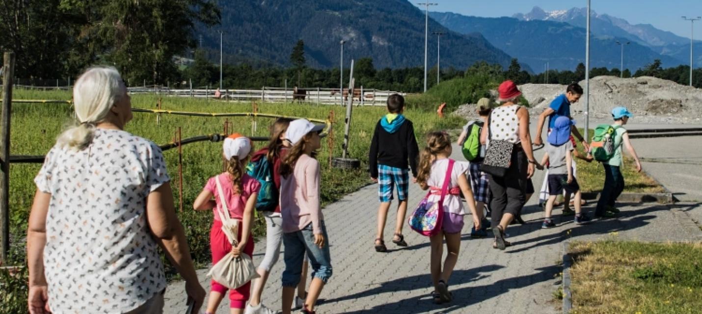 Begleitete Kindergrupppe auf Exkursion