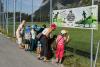Ferienpassgruppe beim Absuchen eines Fussballfeldes nach Vögeln